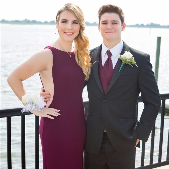 Dresses & Skirts - Burgundy prom dress from Estelle’s